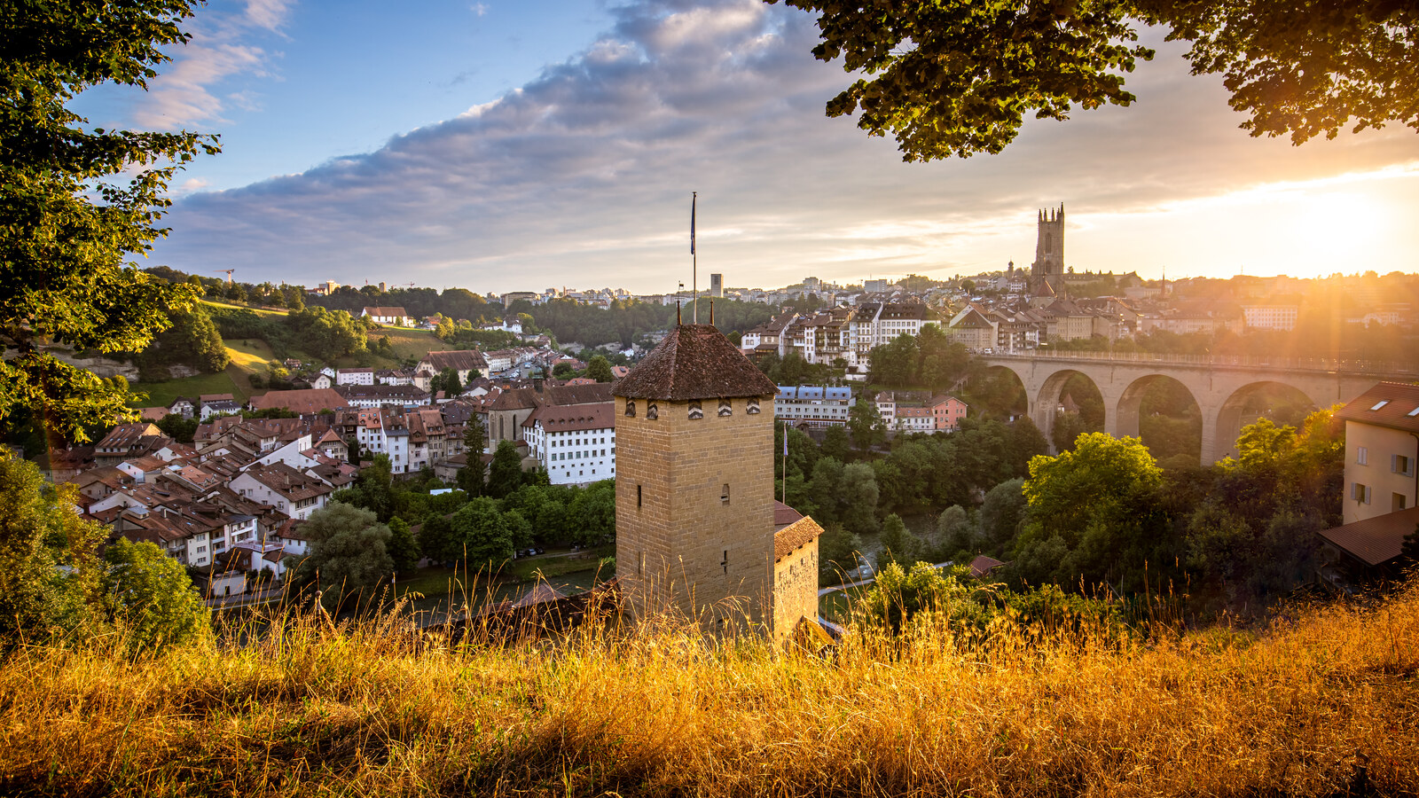 Fribourg de nuit, la vieille ville et la Sarine